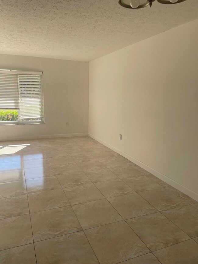 Building Photo - 1283 Anhinga Dr