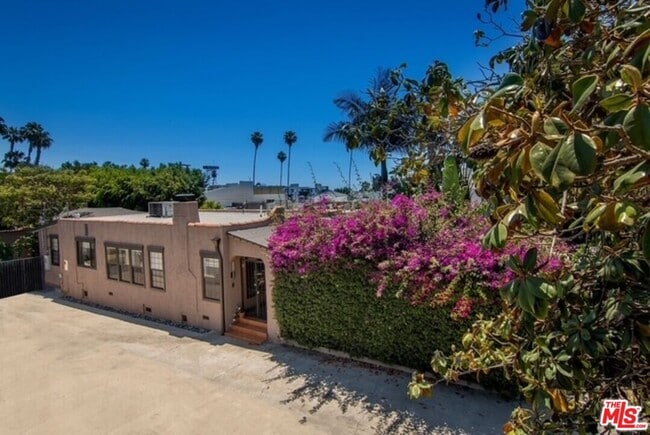 Building Photo - 1518 N Stanley Ave