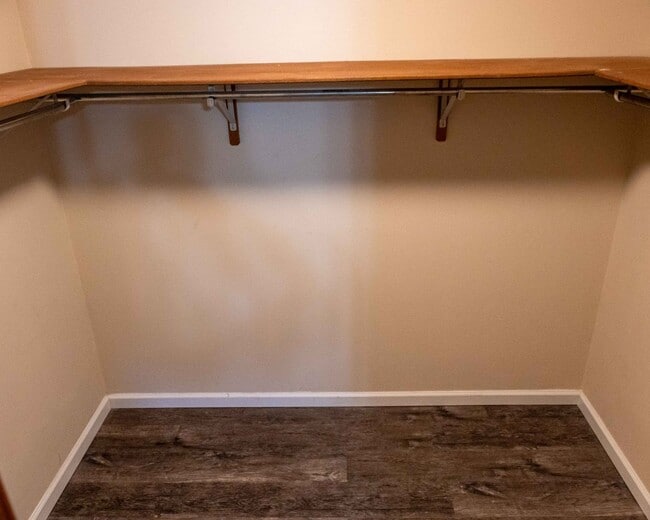 Building Photo - 423 S Park Square Dr