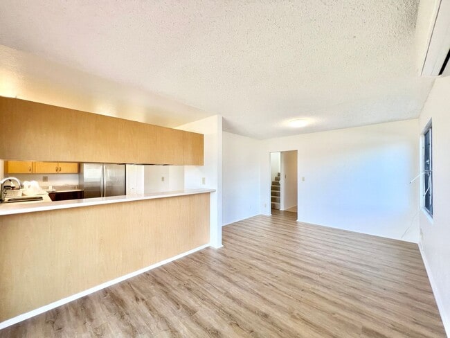 Building Photo - Spacious 5br/2.5ba House w/enclosed yard &...