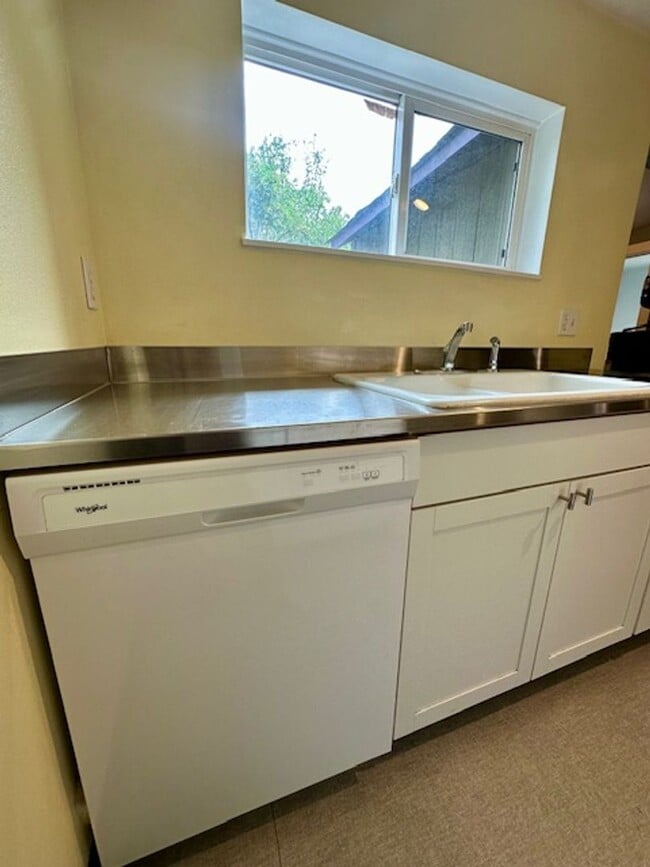 Building Photo - Great one bedroom unit in mid-town!  A mus...