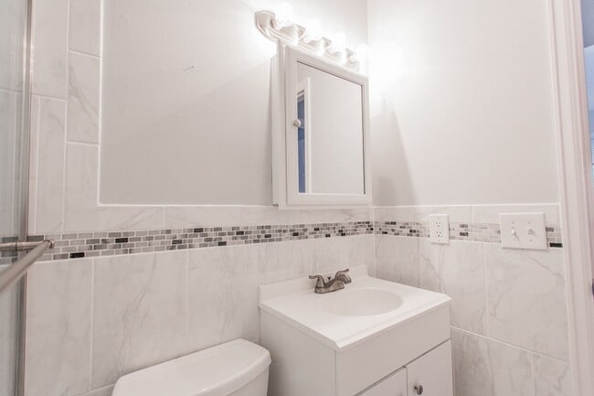 Building Photo - Immaculate Fully Renovated 2 bed/1 bath!