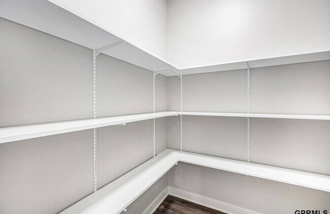 Building Photo - Fully Furnished 2 Master Suites | Luxe Townhome Near UNMC