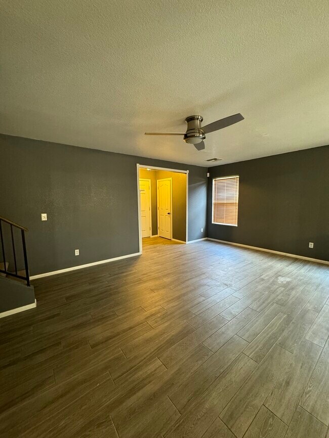 Building Photo - HOUSE FOR RENT
