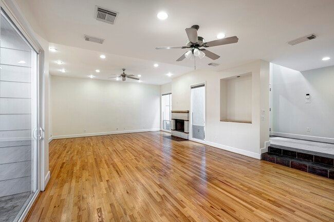Building Photo - 3107 Greenbriar Dr