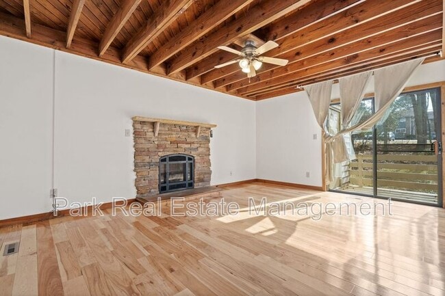 Building Photo - 205 W Poplar Ave