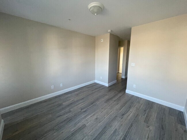 Building Photo - 129 Kenoza Ave