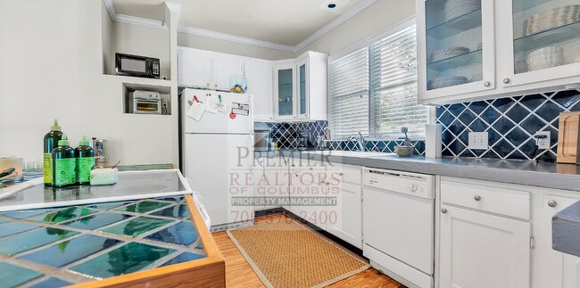 Building Photo - 1531 Wells Dr
