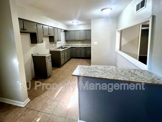 Building Photo - 609 Semple Ave