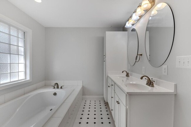 Building Photo - Large Ranch Home with 3BR/ 2 Bath with an Extra Bonus Room!