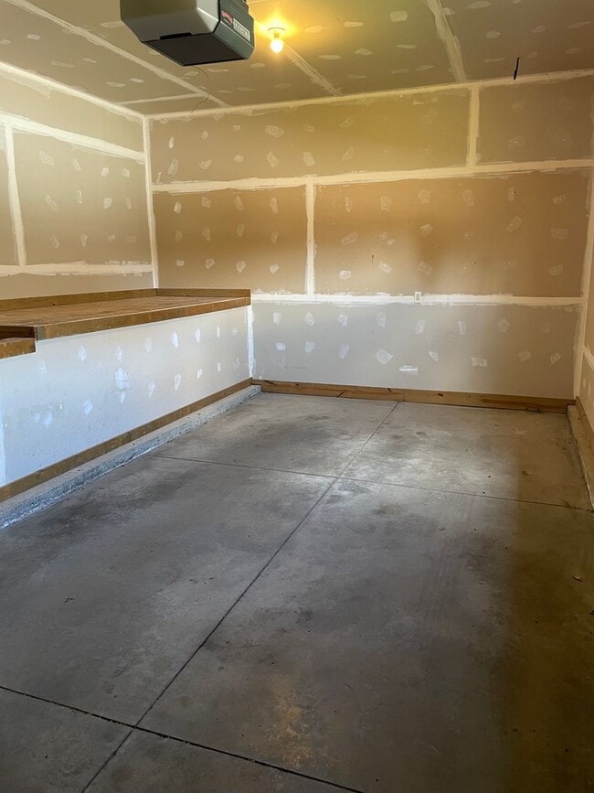 Building Photo - Comfortable 3-Bedroom Condo in Brandon – Available Now!