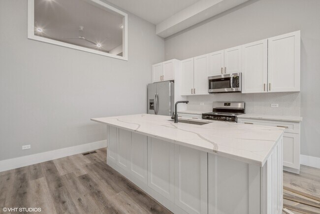 Building Photo - 639 W 18th St