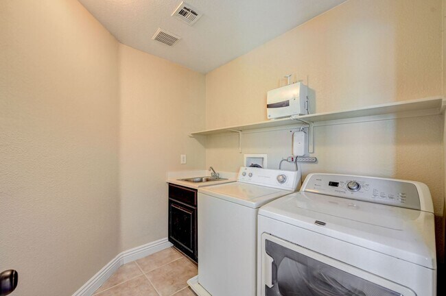 Building Photo - Stunning Northwest three bedroom w/ a loft!
