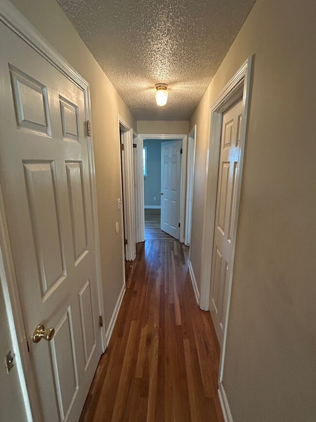Building Photo - Large 3 bed, 2 bath house in South Seattle...
