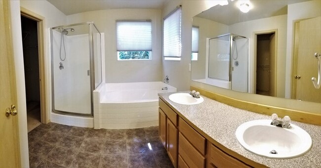 Building Photo - 4 Bedroom 2.5 Bath plus Bonus Room in East...