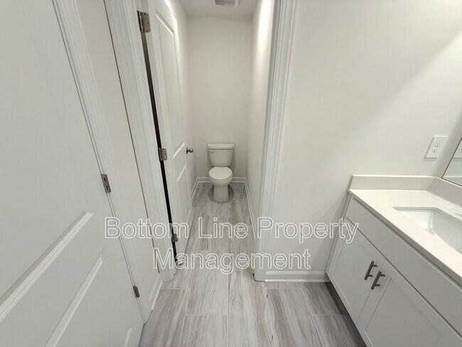 Building Photo - 8024 Hidden Spgs Trl