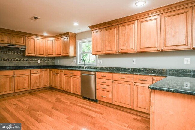Building Photo - 9627 Locust Hill Dr