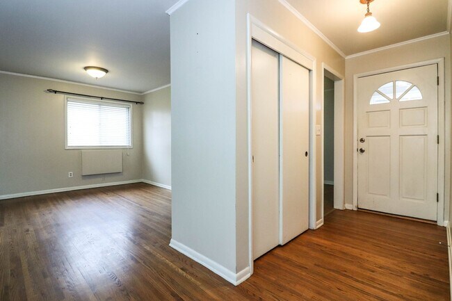 Building Photo - Darling 3 Bedroom With Hardwood Floors!