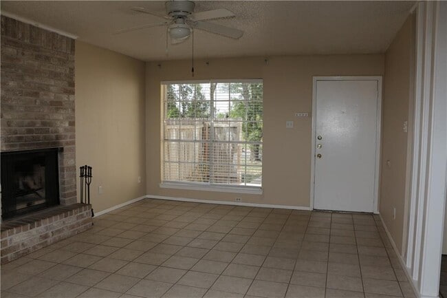 Building Photo - 4003 Stonebridge Dr