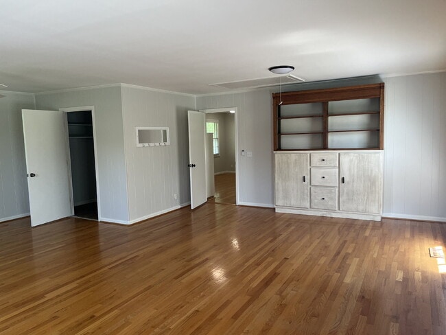 Building Photo - 810 Davis Dr