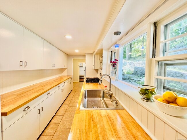 Building Photo - 301 Haviland Rd