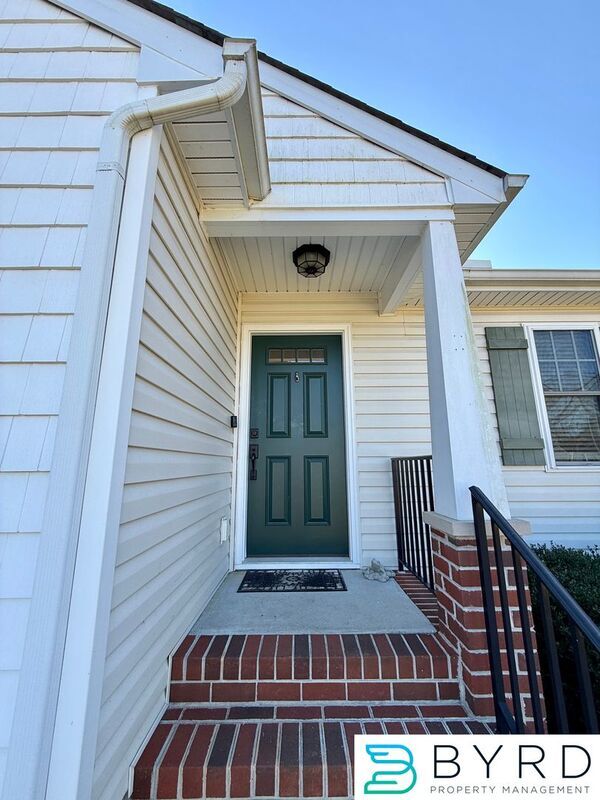 Building Photo - 1001 Greenview Dr