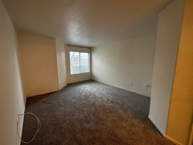 Building Photo - Henderson First Floor Condo - In Gated Community With Pool.