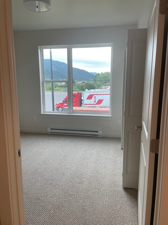 Building Photo - 2221 Willow Dr