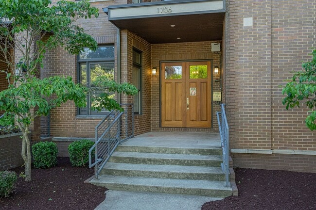 Building Photo - Stunning unfurnished 3BR/2.5BA Condo in Prime Belmont/Vanderbilt Location!