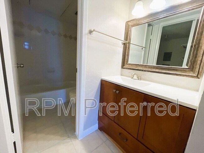 Building Photo - 2800 Jeanetta St