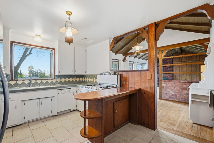 Kitchen Copper Brkfst Bar - 15135 Encanto Dr