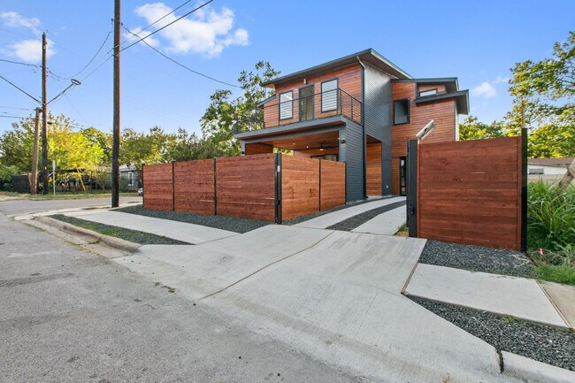 Building Photo - 1710 Brassie St