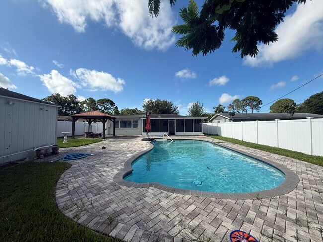 Building Photo - 3/2 Pool Home