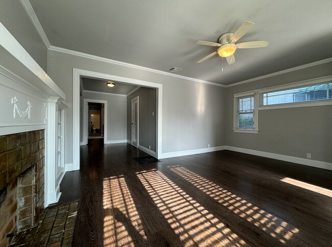 Bright living room, all windows have blinds. - 1007 S Plymouth Blvd