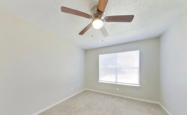 Building Photo - MOVE IN READY