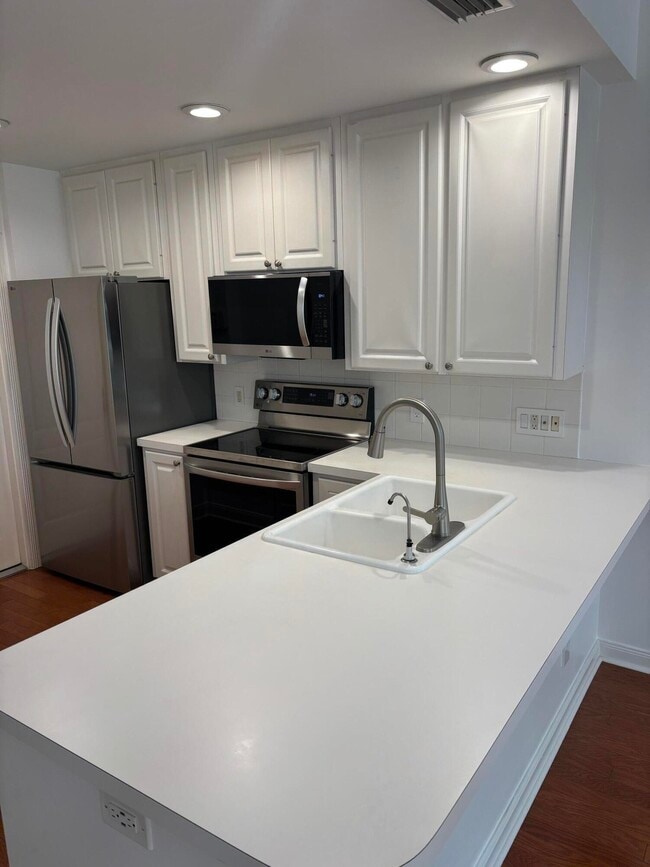 Building Photo - 140 Day Lily Dr