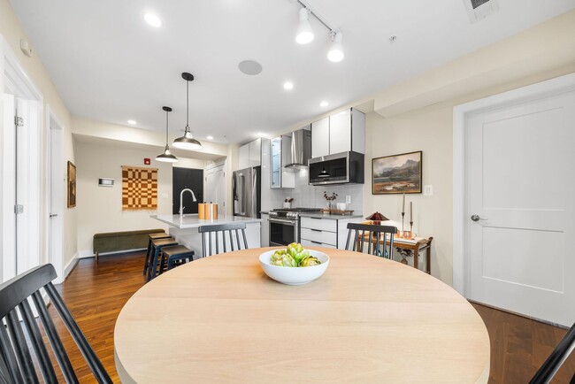 Building Photo - Stylish 2BR/2BA Bi-Level Condo with Private Roof Deck and Covered Parking!