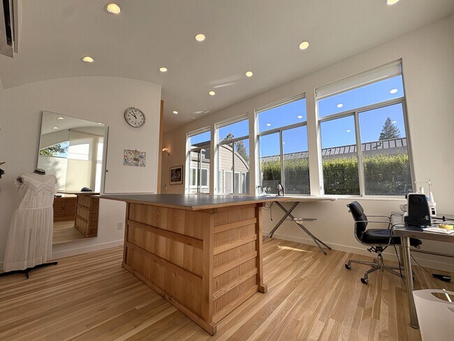 Building Photo - Modern Home availalble for lease in Menlo ...