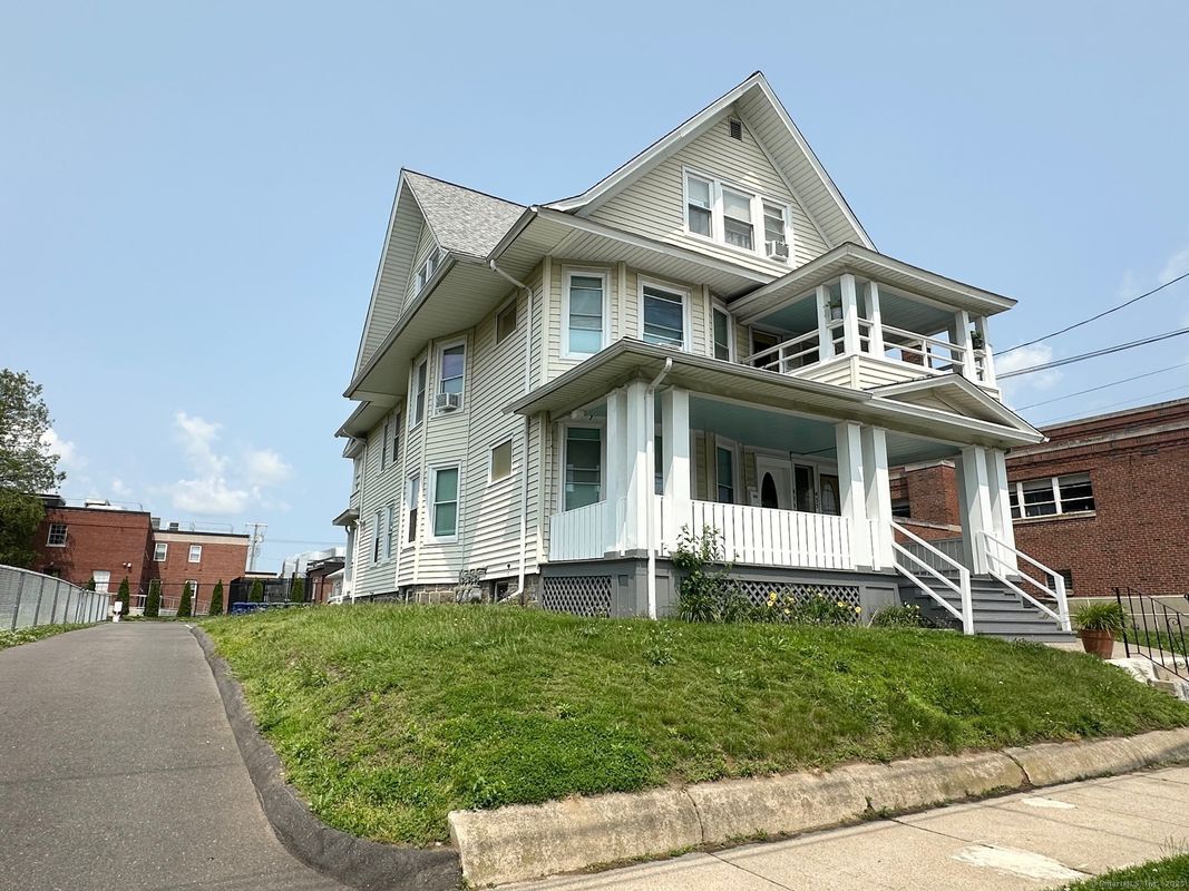 Building Photo - 433 Ridgefield Ave