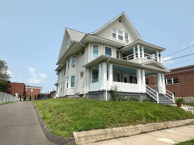 Building Photo - 433 Ridgefield Ave
