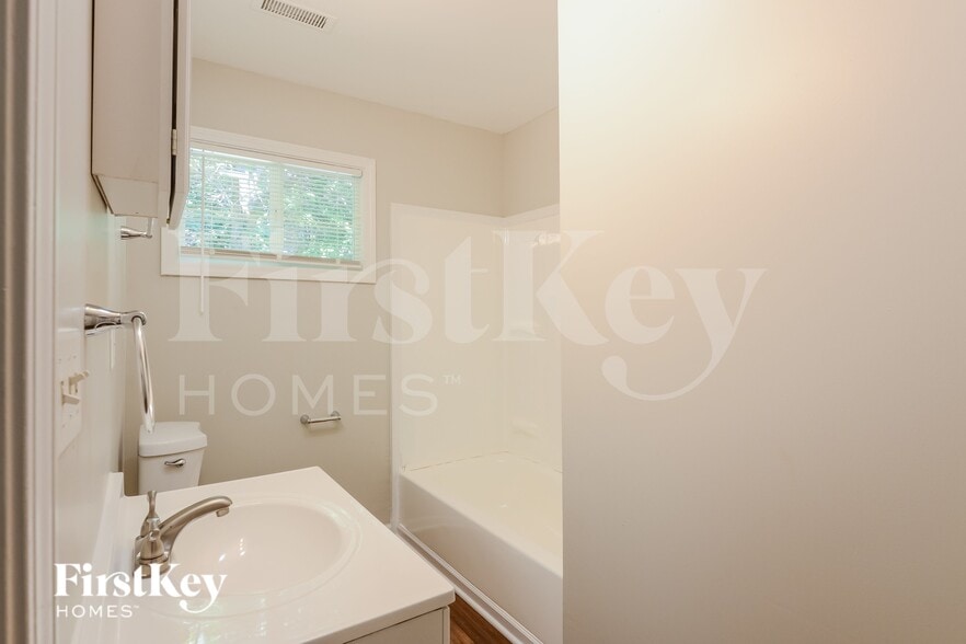 Building Photo - 6304 Zionsville Rd