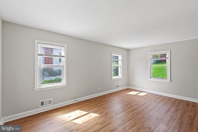 Building Photo - 4816 Woodlawn Dr