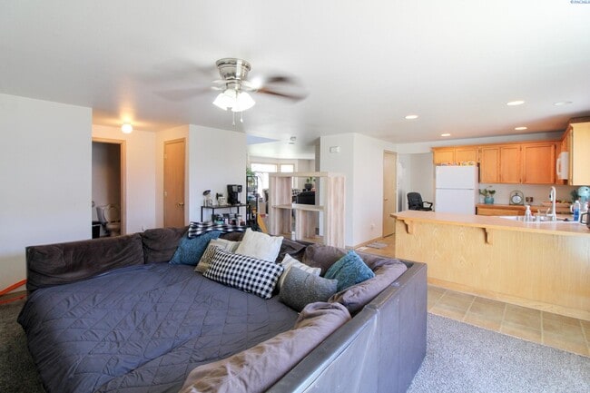 Building Photo - 4 Bed/2.5 Bath House in West Pasco