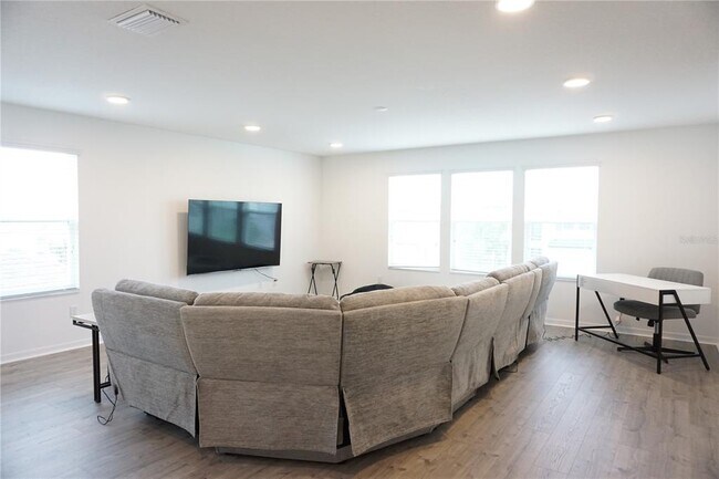 Building Photo - 5732 Newberry Pnes Ave