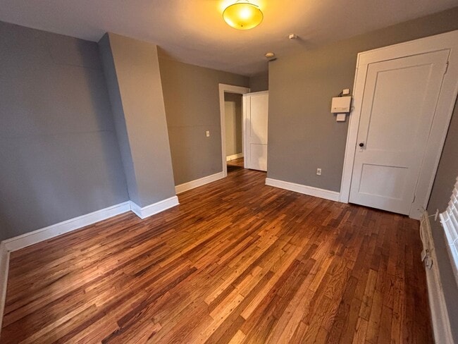 Building Photo - 3 Bedrooms- 1 Bathroom- House in East Rome!