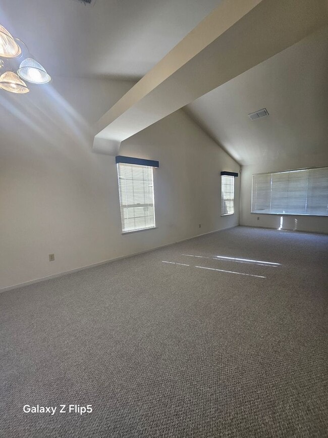 Building Photo - 4 BD 2 BATH HOME IN A GREAT NEIGHBORHOOD