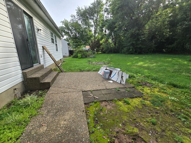 Building Photo - FOR RENT! Jeffersontown! 3 Bedrooms, 2 Full Bathrooms. $1,599/month. NEWer Paint, NEWer Hardwood ...