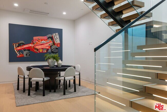 Building Photo - 822 Superba Ave