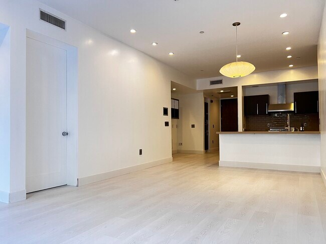 Building Photo - 855 N Croft Ave