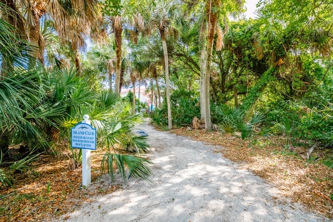 Building Photo - 1408 W Island Club Square